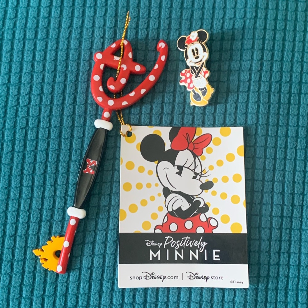 Disney Minnie Mouse key & pin